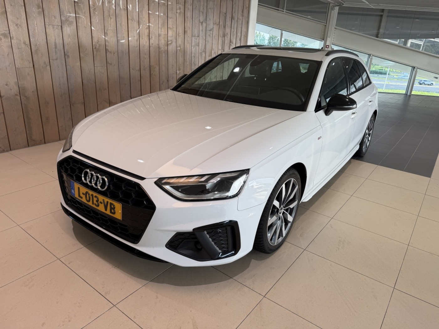 Audi A4 Avant 40 TFSI S edition Competition 2021 - voorkant