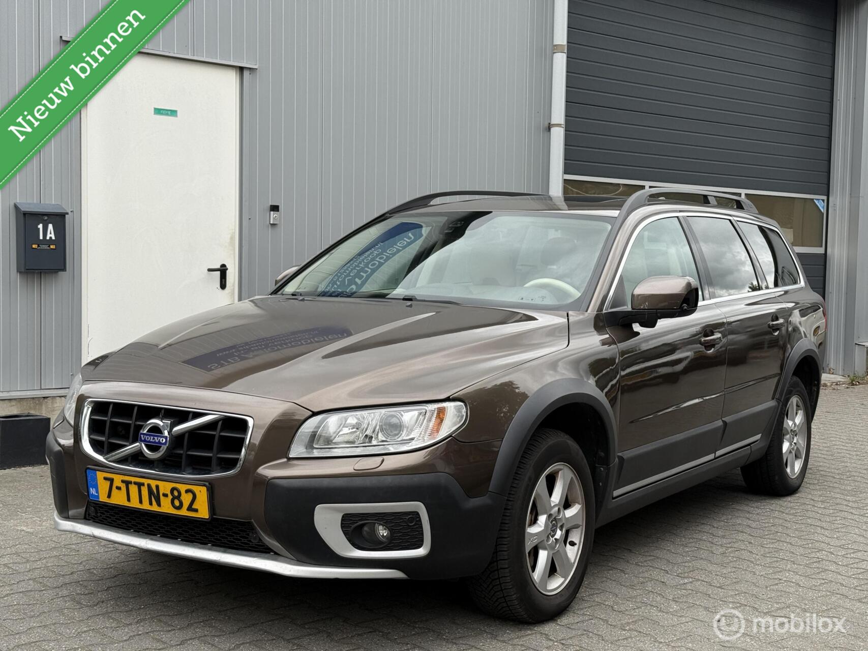Volvo Xc70 3.2 Summum Schuifdak - Leder - DVD - Xenon - Facelift 2013 - voorkant