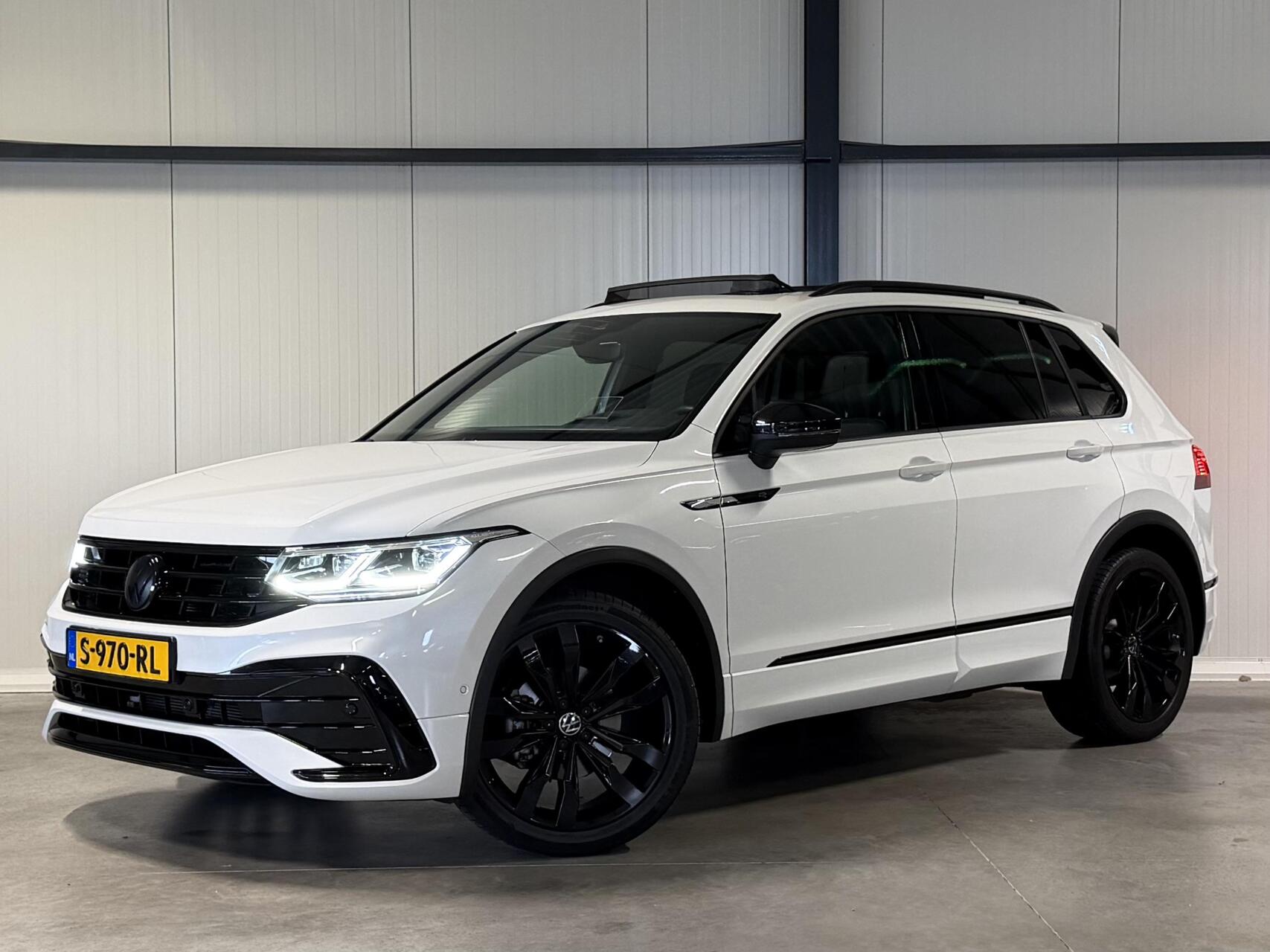 Volkswagen Tiguan 1.5 TSI R-Line Pano Head-up Trekhaak VOL! 2021 - voorkant