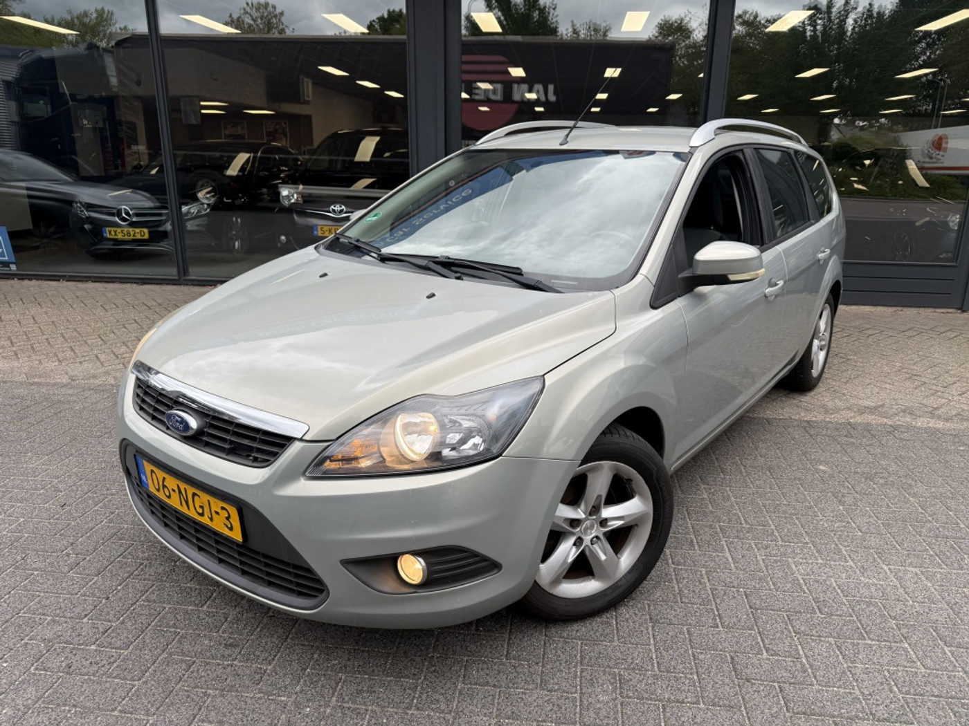 Ford Focus 1.6 Comfort nieuwe apk 2010 - voorkant