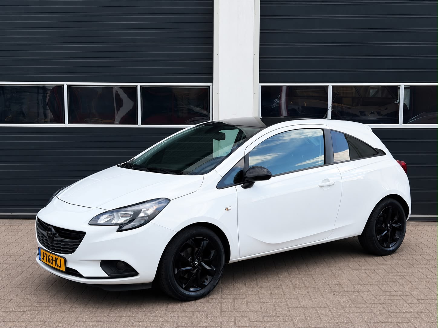 Opel Corsa Opel Corsa 1.2 2015 | Climate Control | Cruise Control | Stoelverwarming | Nieuwe APK 2015 - voorkant