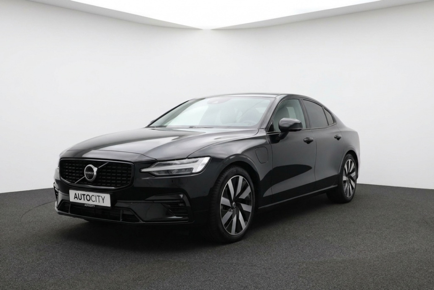 Volvo S90 Ultimate Dark T8 Recharge Plug-In Hybrid AWD Schuifdak l 360 Camera l HUD l VOL OPTIES 2024 - voorkant