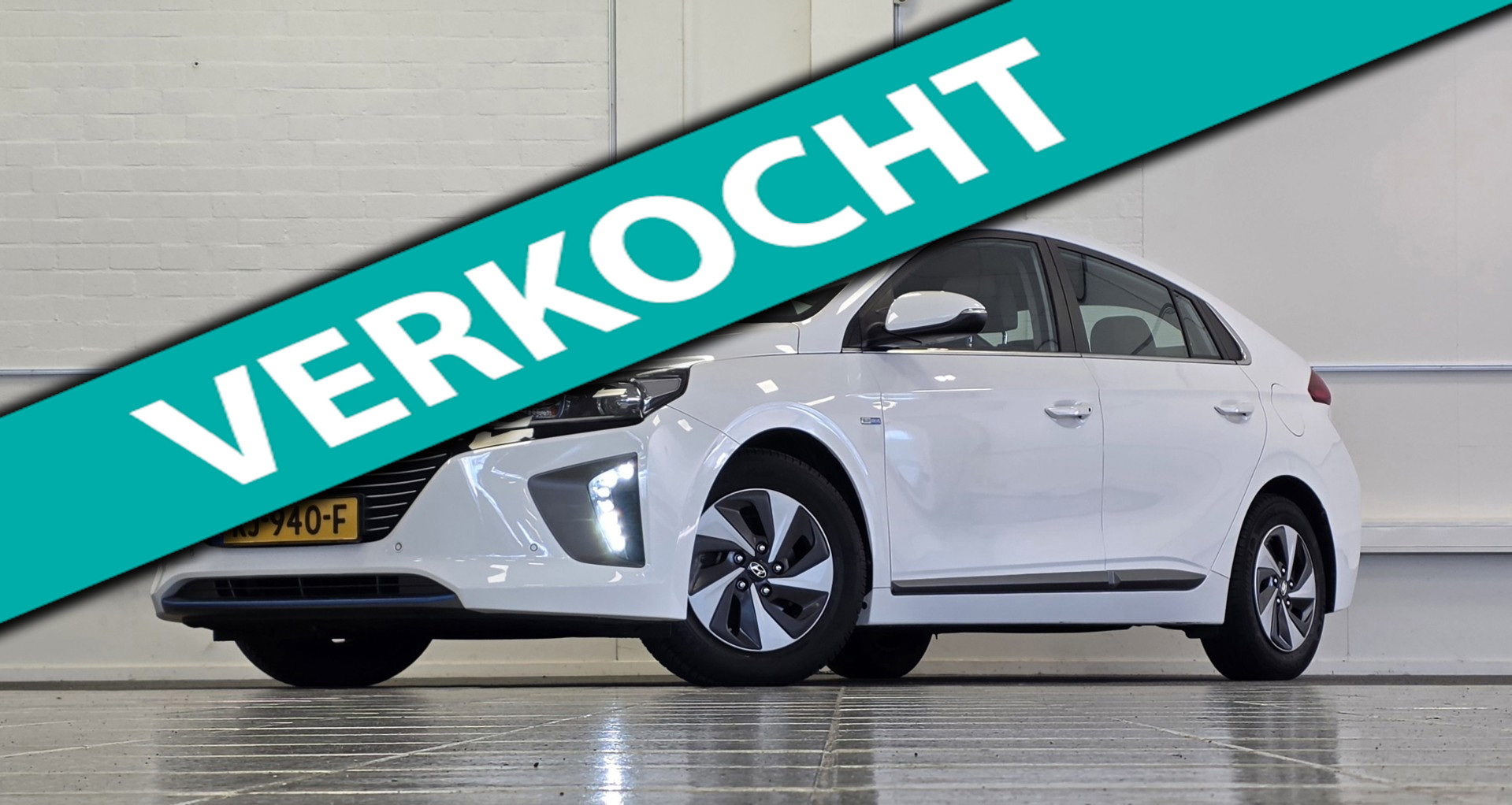 Hyundai Ioniq 1.6 GDi First Edition Pano Leer Vol opties! Garantie 2016 - voorkant