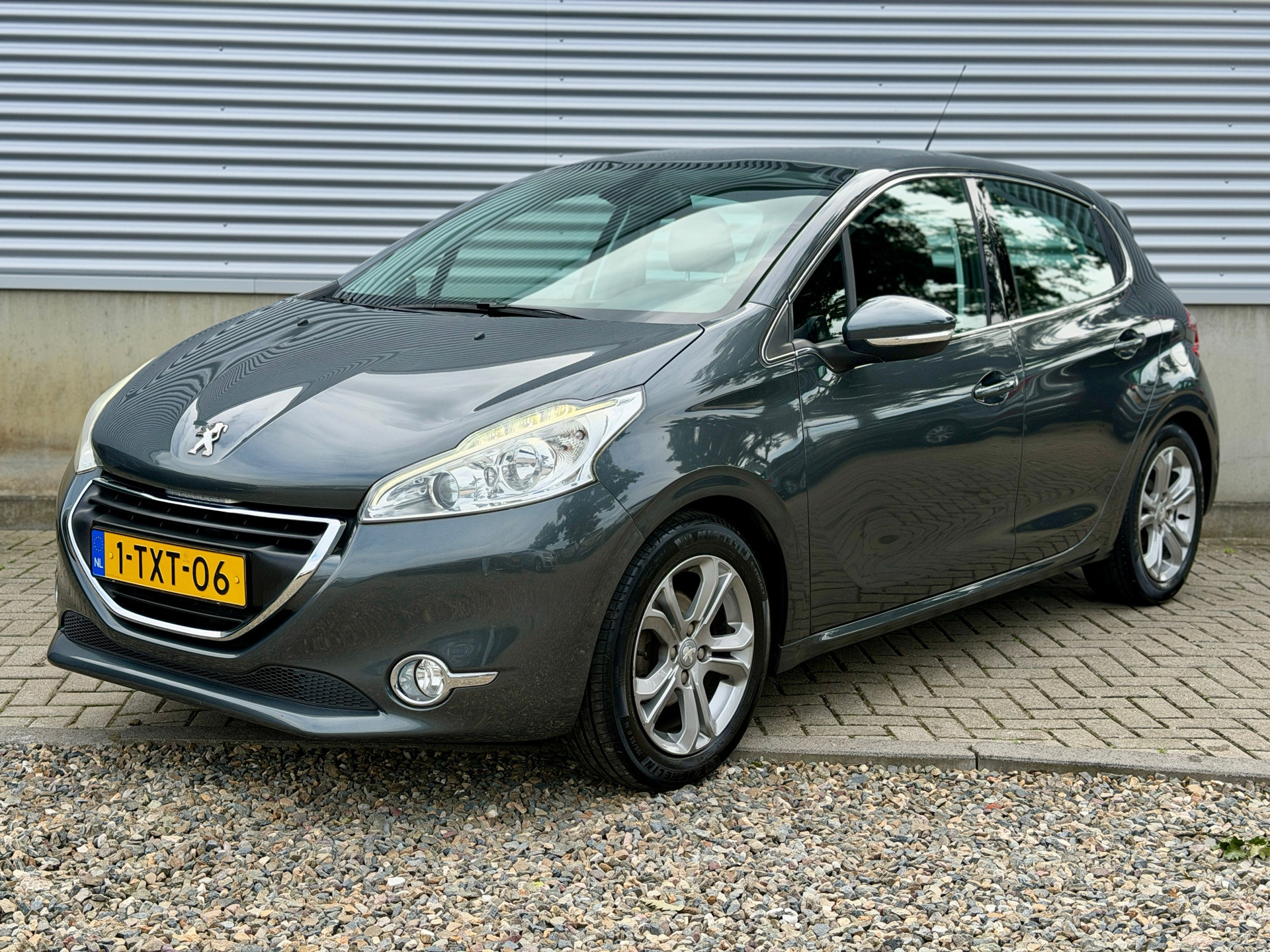 Peugeot 208 1.2 e-VTi Executive Automaat | Dealer oh, trekhaak, LMV ] 2014 - voorkant