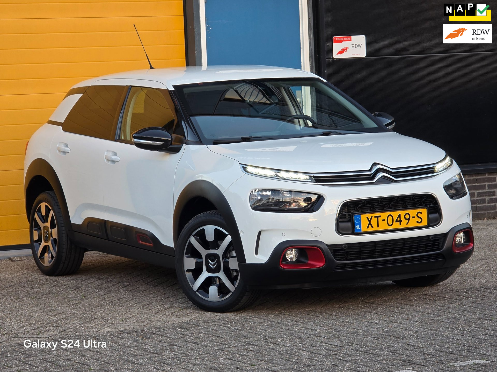 Citroen C4 Cactus 1.2 PureTech Shine / Camera / Airco / Elek Pakket / Navi / Led / Pdc / Allu Velgen / Nette Staat 2019 - voorkant