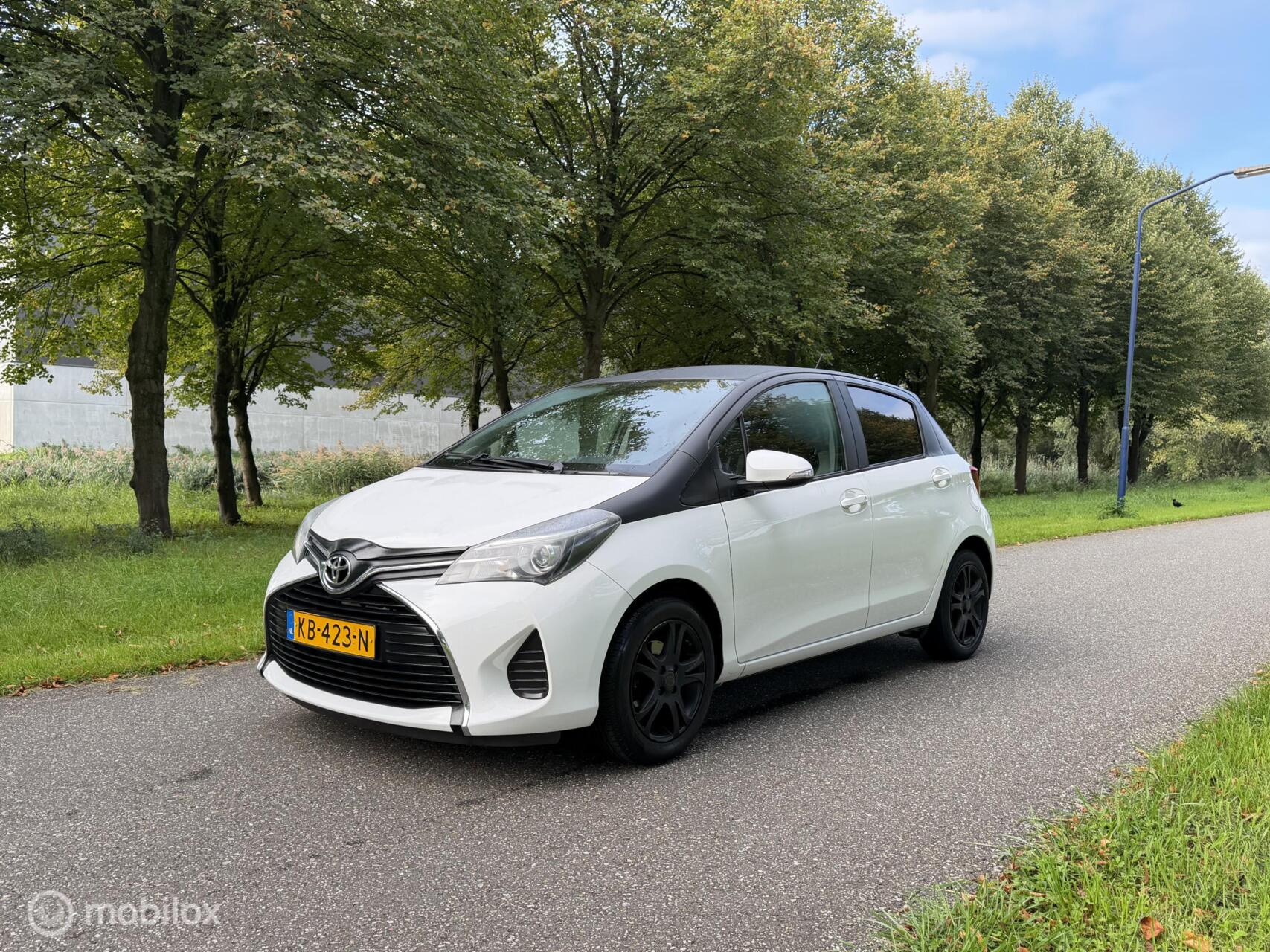 Toyota Toyota Yaris 1.0 VVT-i Aspiration Bi-Tone*SCHERM*AIRCO*NAP 2016 - voorkant