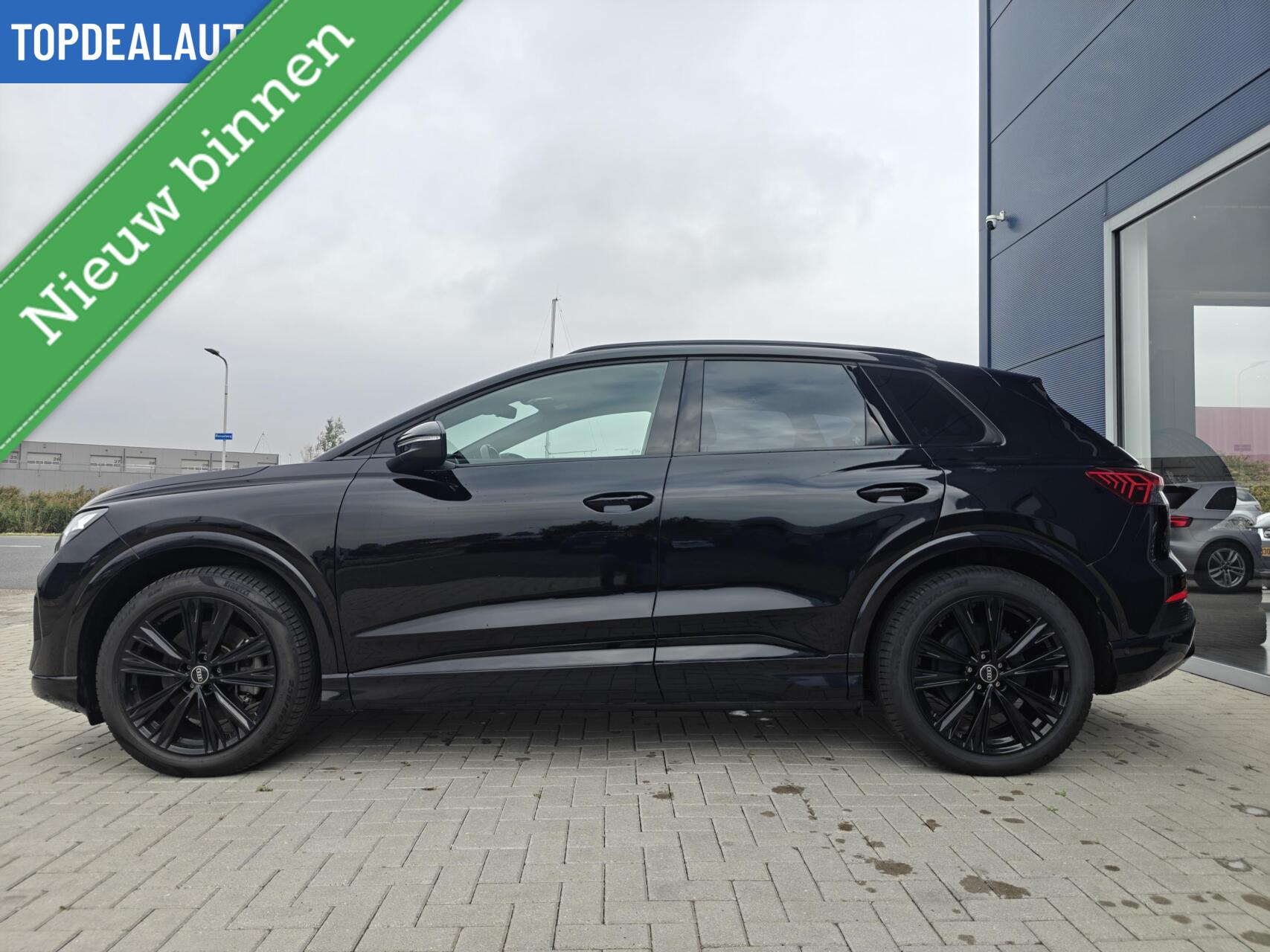 Audi Q4 45 E-tron 45 Black Edition 82 kWh Trekhk, Pano 94% SOH 2024 - voorkant