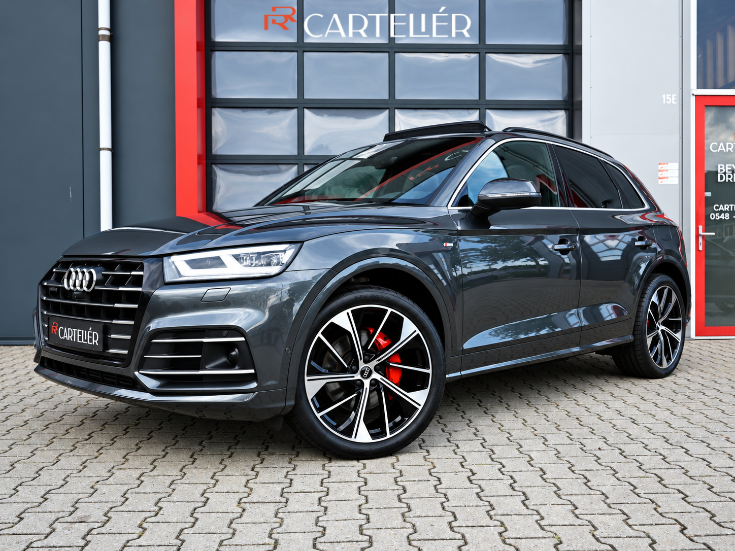 Audi Q5 55 TFSI e Quattro Competition | Luchtvering | Pano | 360 | B&O | Ambient+ | Carplay | Digital Dash | Keyless | Matrix Led | Adaptive | Alcantara Leder | Memory | Stoelverwarming | Afgevlakt Stuur | Memory | Trekhaak | SQ5 Diffuser | Nieuwstaat 2021 - voorkant