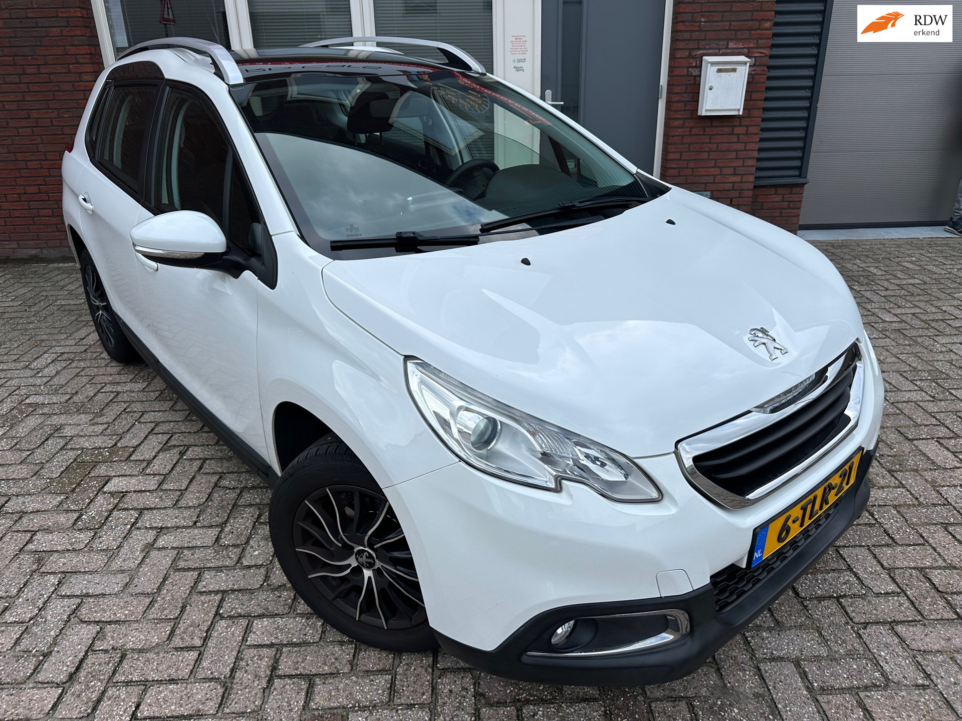 Peugeot 2008 1.2 VTi Active Pack Premium / Pano / Navi / PDC / AUT / Clima / Cruise 2014 - voorkant