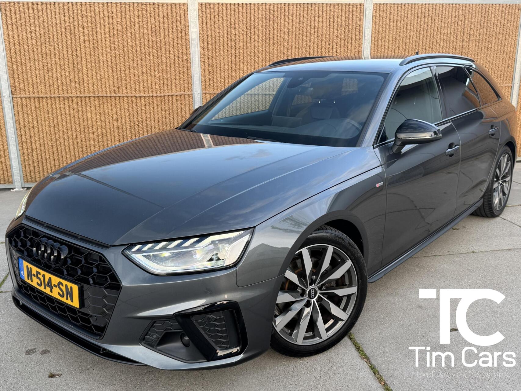 Audi A4 Avant 35 TFSI S edition Competition Automaat | Navigatiesysteem | Elektrisch inklapbare spiegels | Afgevlakt stuurwiel | LED verlichting | Daytonagrijs lak | Apple CarPlay/Android Auto | Getint glas | Parkeersensoren voor en achter 2022 - voorkant