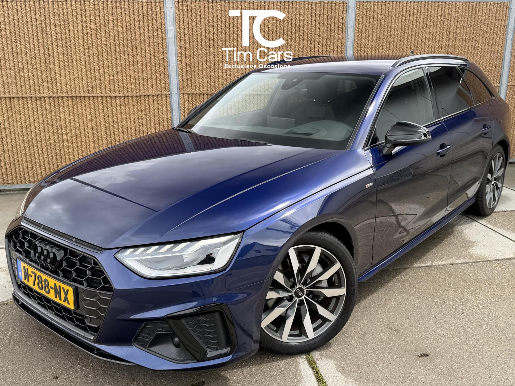 Audi A4 Avant 40 TFSI S edition Competition 204pk Automaat | Stoelverwarming | Head-up display | Bang&Olufsen 3D soundsystem | Lendensteun | Stuurwiel verwarmd | Verkeersbord detectie | Climate & cruise control | Parkeersensoren voor en achter 2021 - voorkant