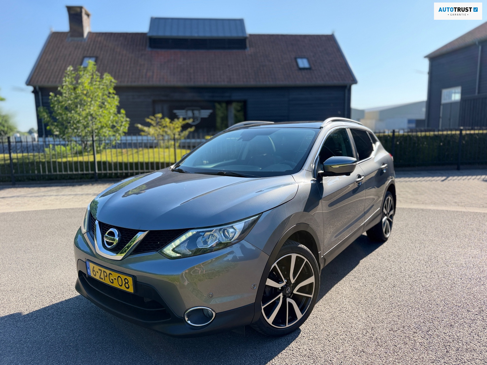 Nissan Nissan Qashqai 1.2 Premier Edition PANORAMADAK LEER 360"CAMERA NAVIGATIE 2014 - voorkant