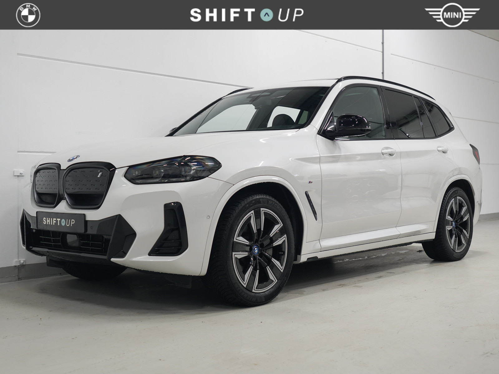 BMW Ix3 80 kWh M-Sport | Panoramadak | ACC 2022 - voorkant