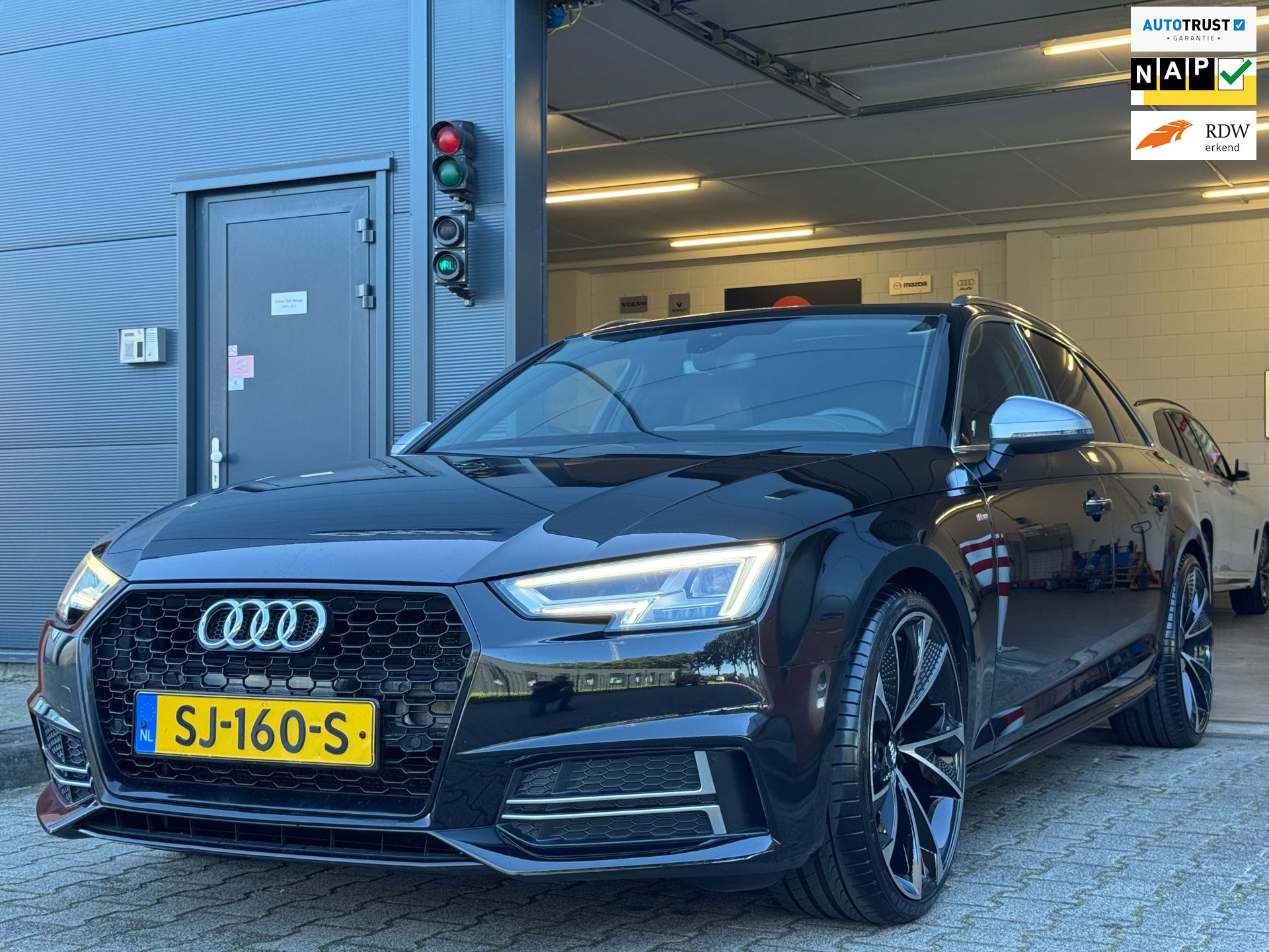 Audi A4 Avant S-LINE / NAP !! / PANO / CRUISE / CLIMATE / FLIPPERS / P.SENSOREN / BLUETOOTH / LEDER-ALCANTARA / ISOFIX / 20 INCH ! 2018 - voorkant
