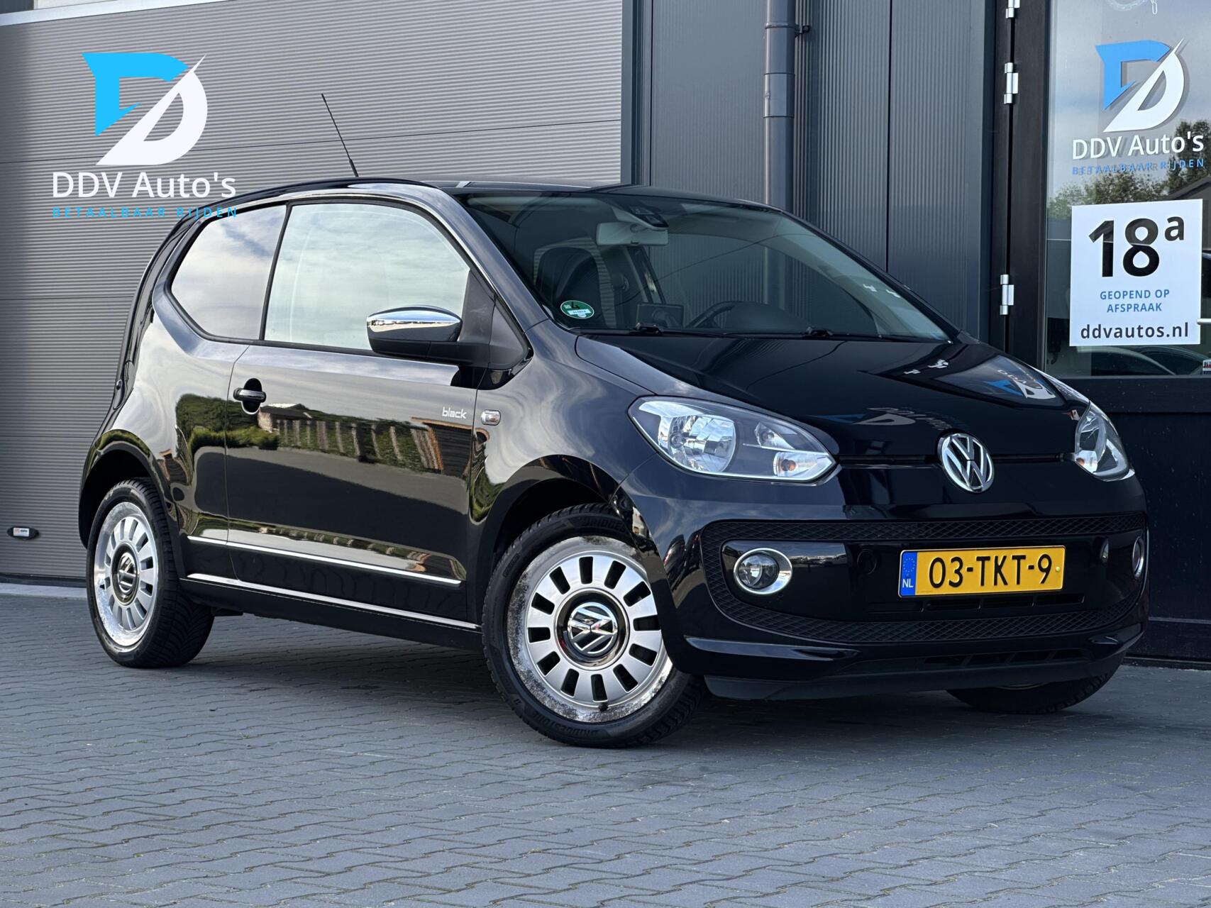 Volkswagen Up 1.0/75pk high up! Black|NAP|Airco|Navi|Isofix|Getint Glas|15" LMV 2012 - voorkant