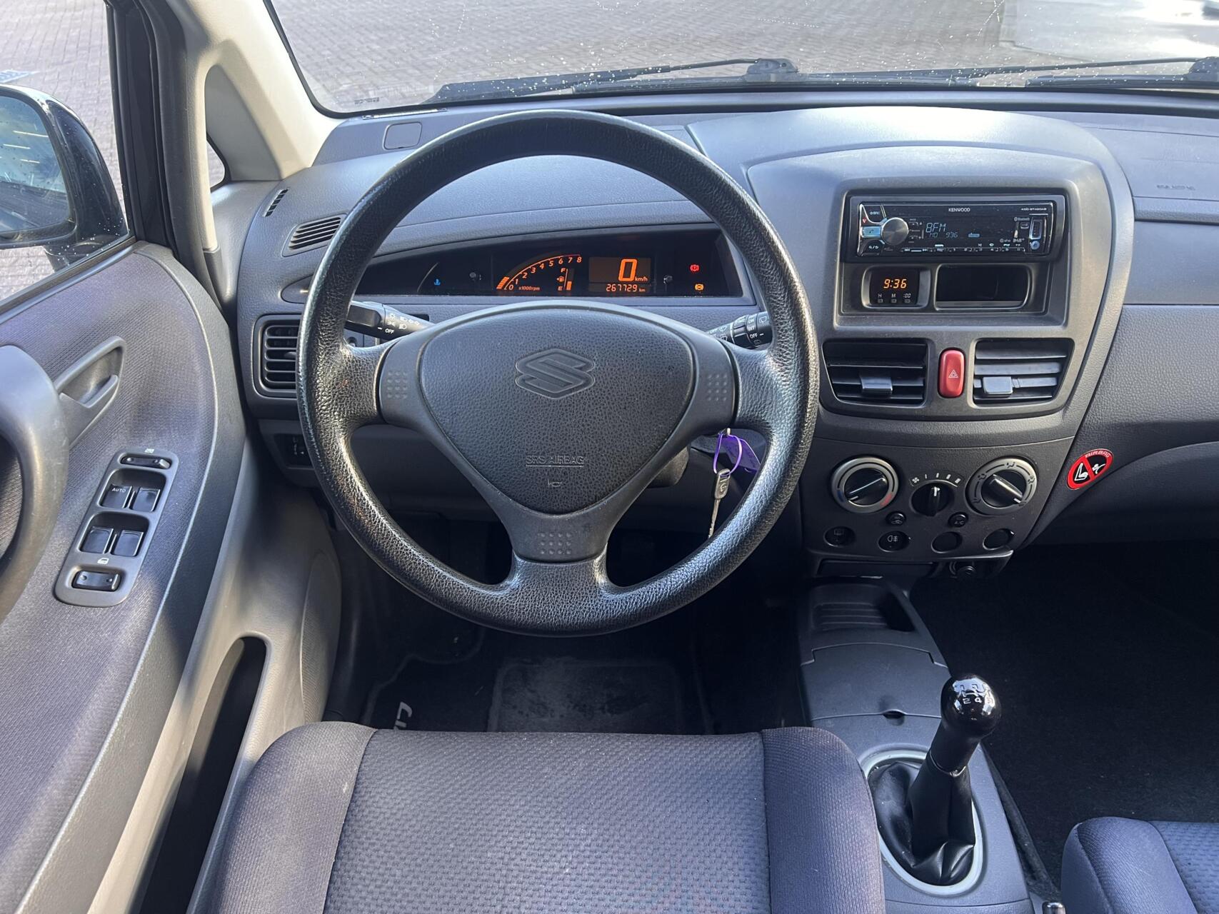Foto van Suzuki Liana