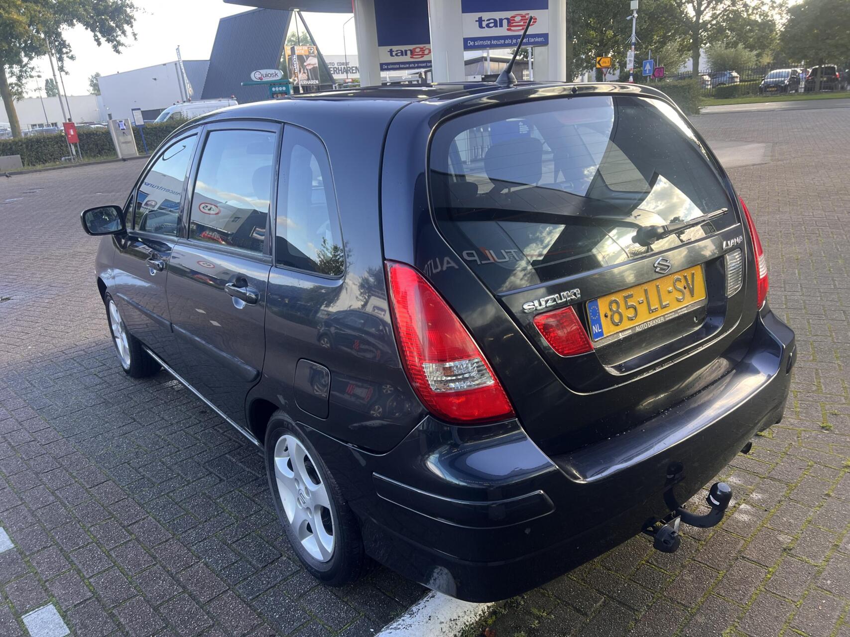 Foto van Suzuki Liana