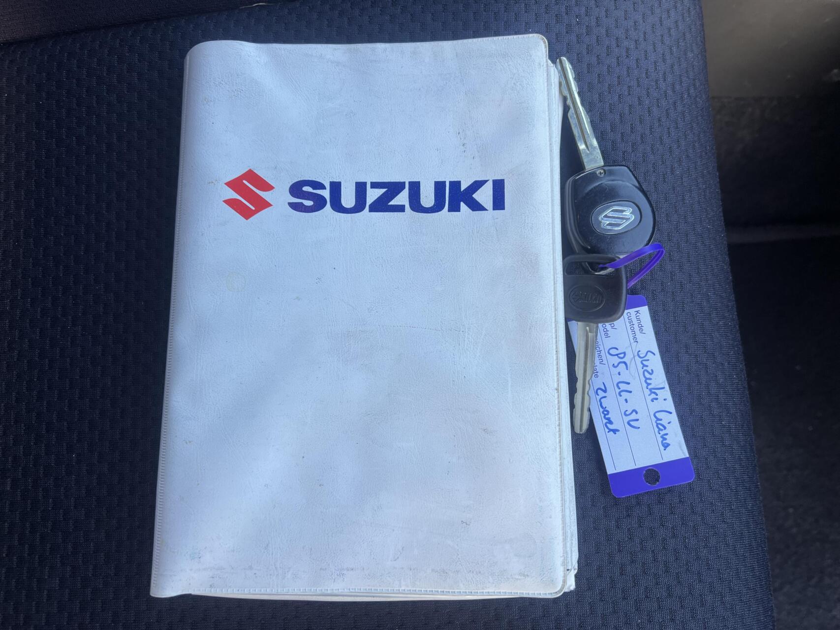 Foto van Suzuki Liana