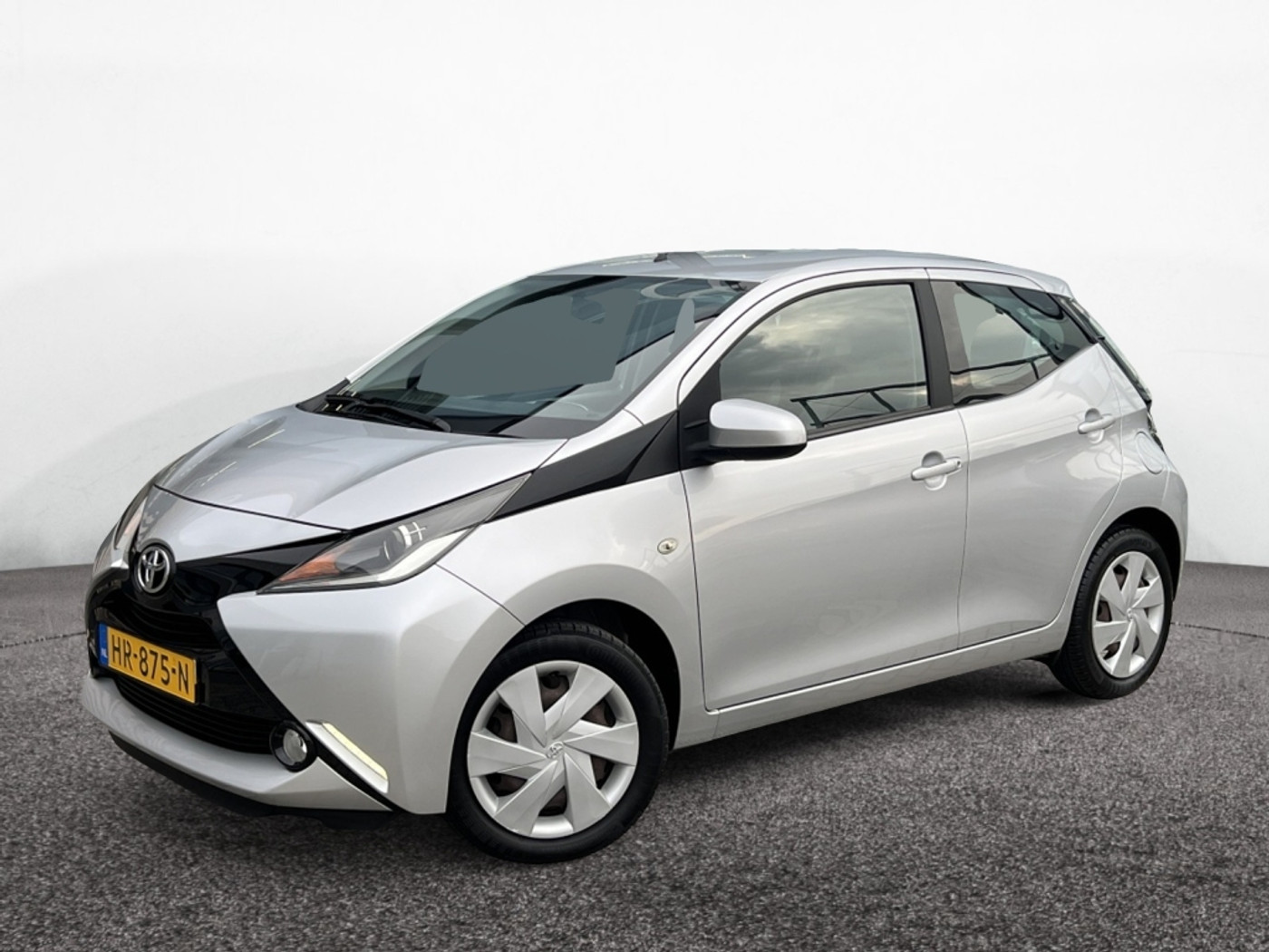 Toyota Toyota Aygo 1.0 VVT-i x-play Airco | Parkeercamera 2016 - voorkant