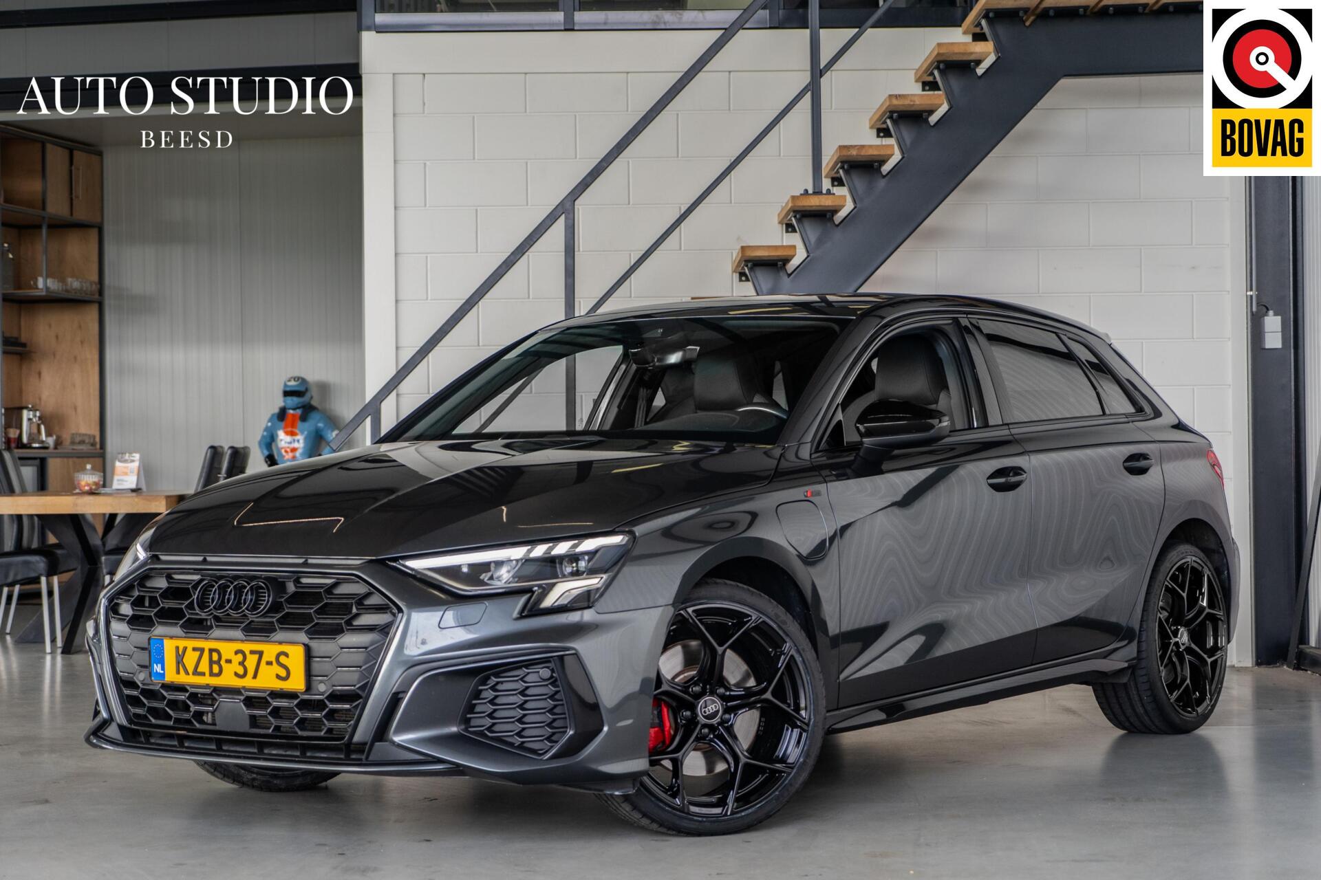 Audi A3 Sportback 45 TFSI e S-line | Leer met rode stiksels | Sfeer | Cam 2023 - voorkant