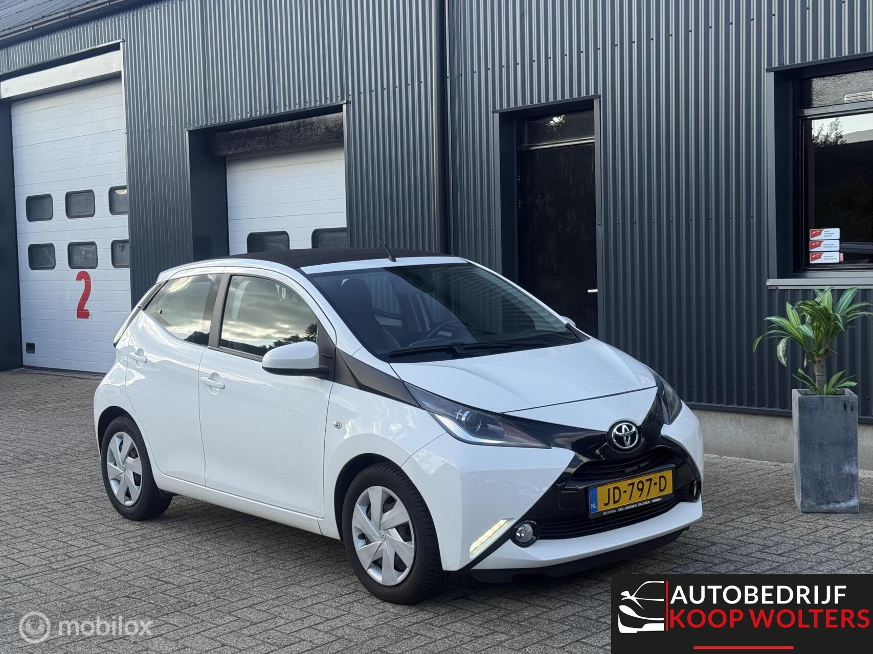 Toyota Toyota Aygo 1.0 VVT-i x-sport* Cabrio *Trekhaak* 2016 - voorkant