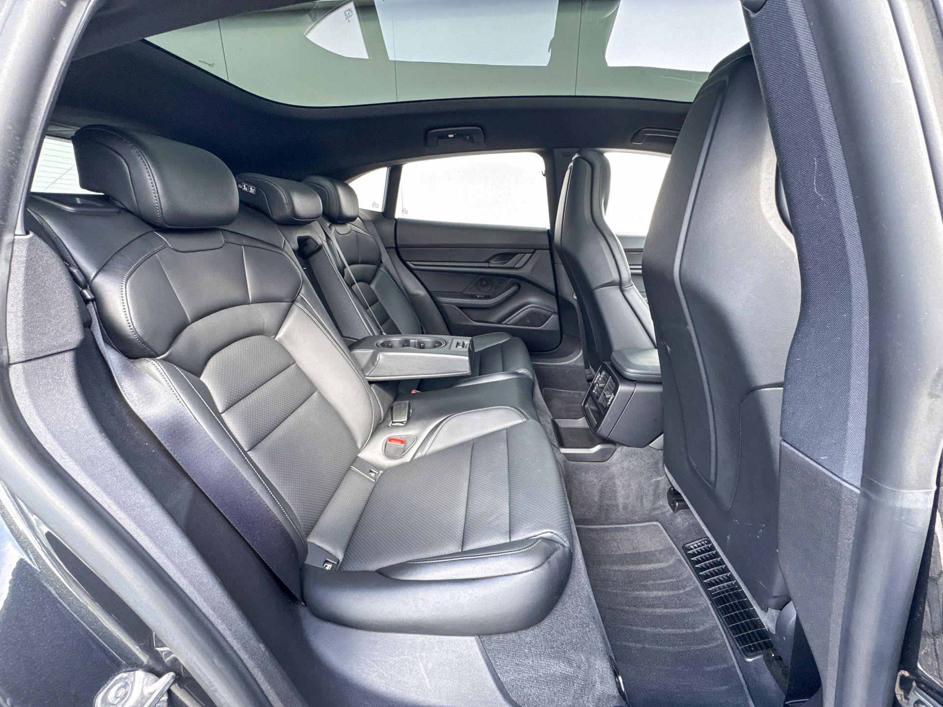 Foto van Porsche Taycan 4