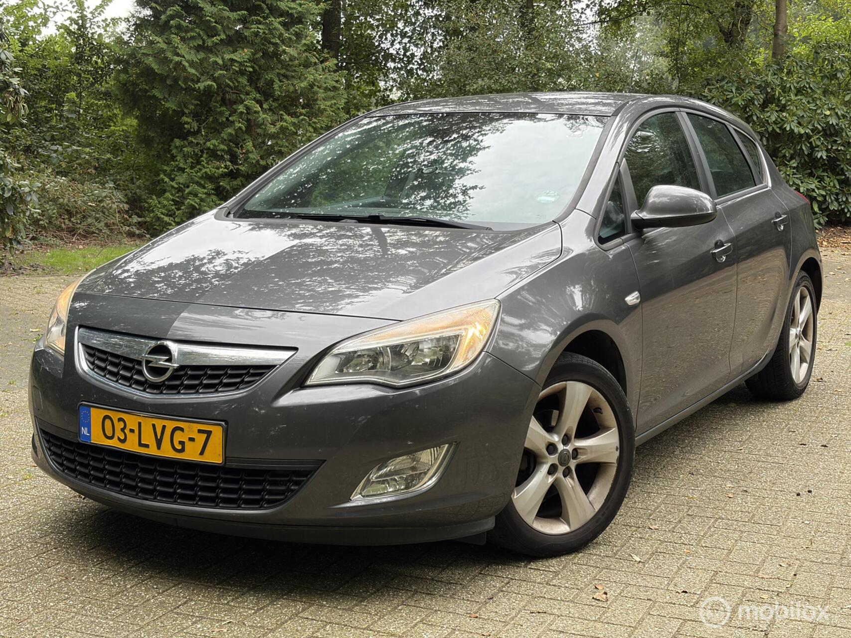 Opel Astra 1.6 Cosmo 2010 - voorkant