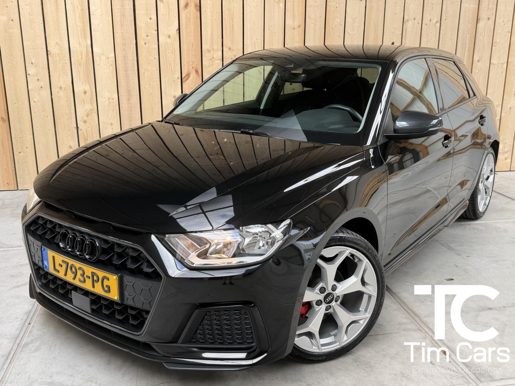 Audi A1 Sportback 25 TFSI epic Zwart optiek | Bang&olufsen Audio installatie | Getint glas | 18 inch lichtmetalen velgen | Rode remklauwen | Airconditioning | Isofix | Cruise control 2021 - voorkant