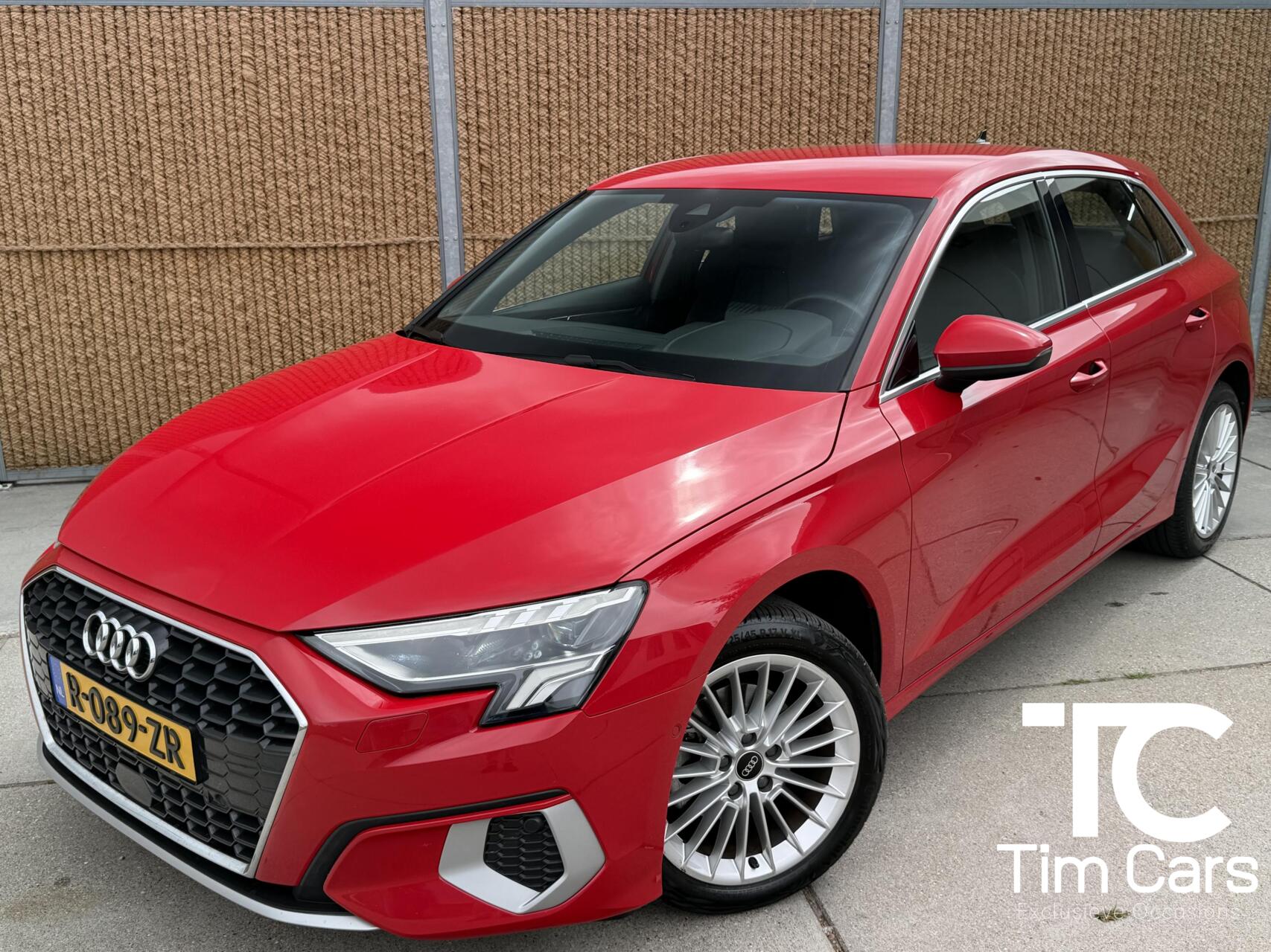 Audi A3 Sportback 30 TFSI Advanced edition Automaat | Stoelverwarming | Parkeersensoren voor en achter | Climate control | Cruise control adaptief | Tangorood Metallic | Achteruitrijcamera 2023 - voorkant