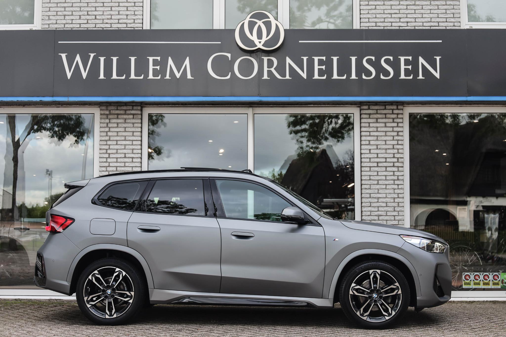 BMW X1 Sdrive18i sDrive18i Frozen Grey M-Sport Pano Leer HUD Har/Ka 2023 - voorkant