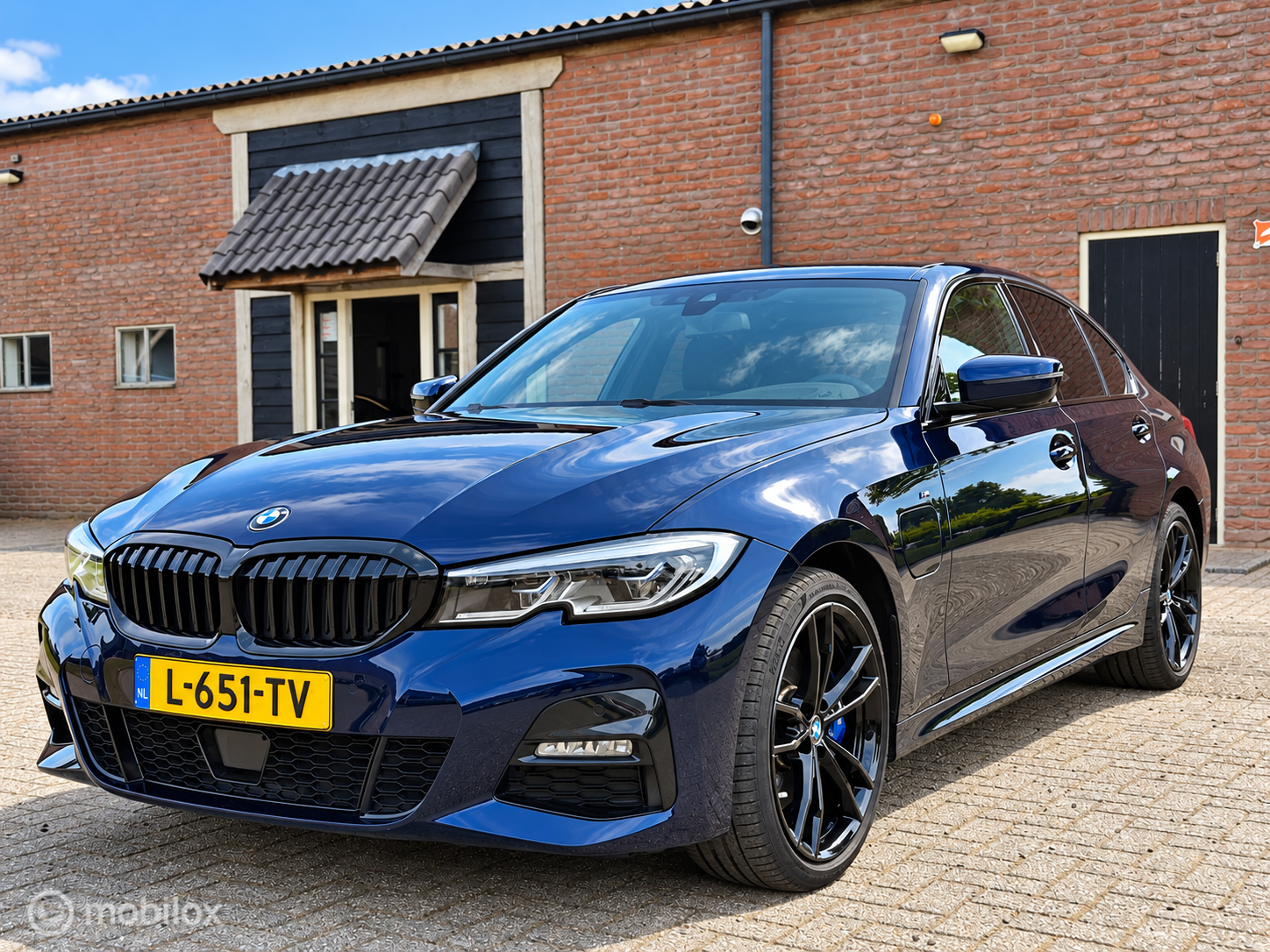 BMW 320e 320e Business Edition Plus I Adap Cruise I Camera I Head-up I M-Sport I Tansanitblau I 2021 - voorkant