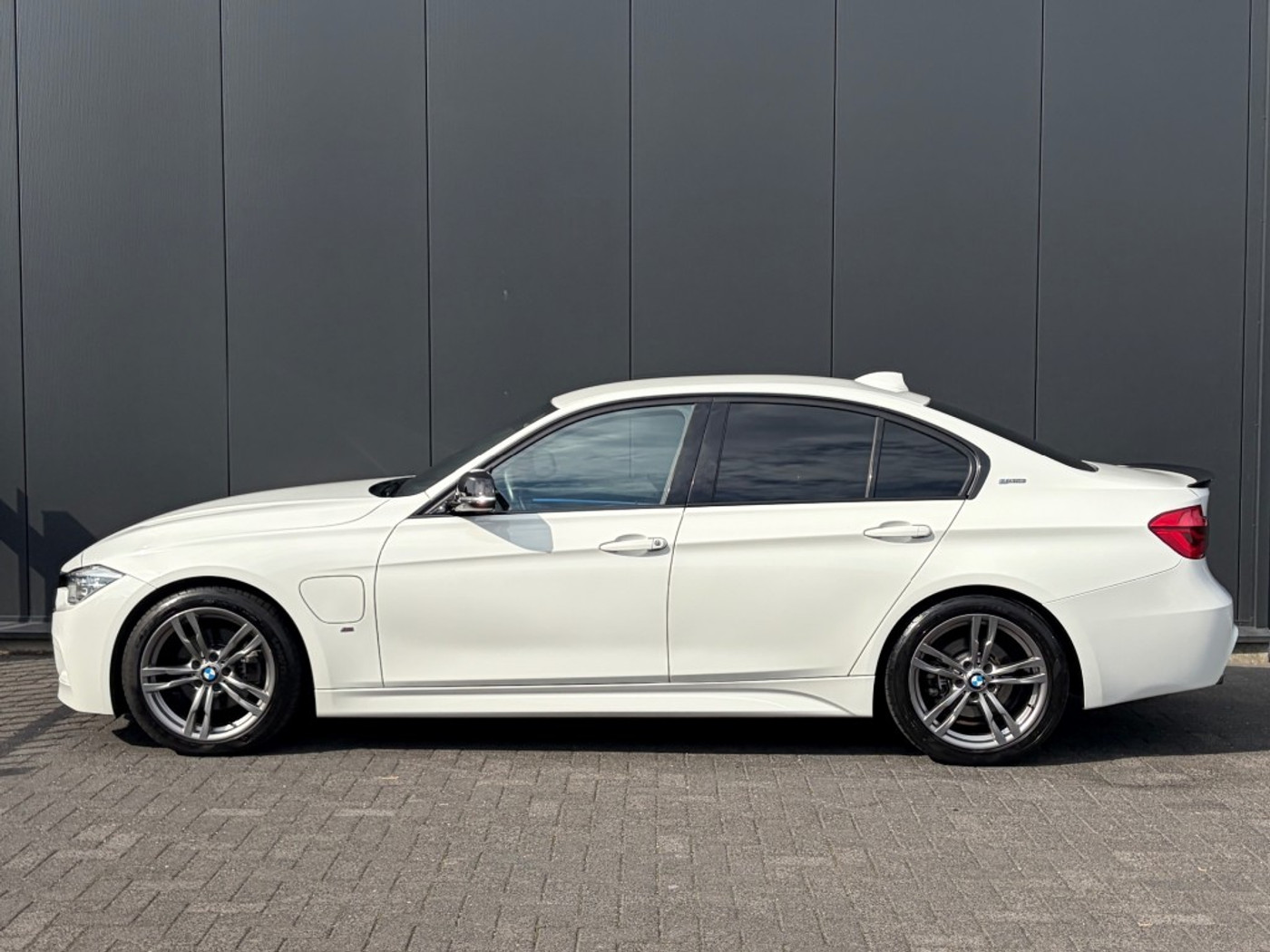 Foto van BMW 330e Iperformance