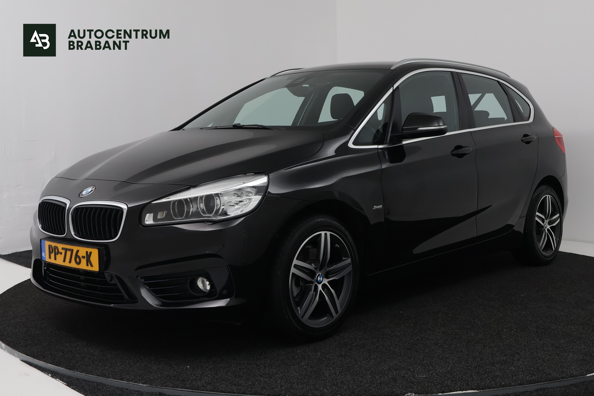 BMW 218i Active Tourer 218i High Executive (NAVIGATIE, PARKEERSENSOREN, CRUISE CONTROL) 2017 - voorkant