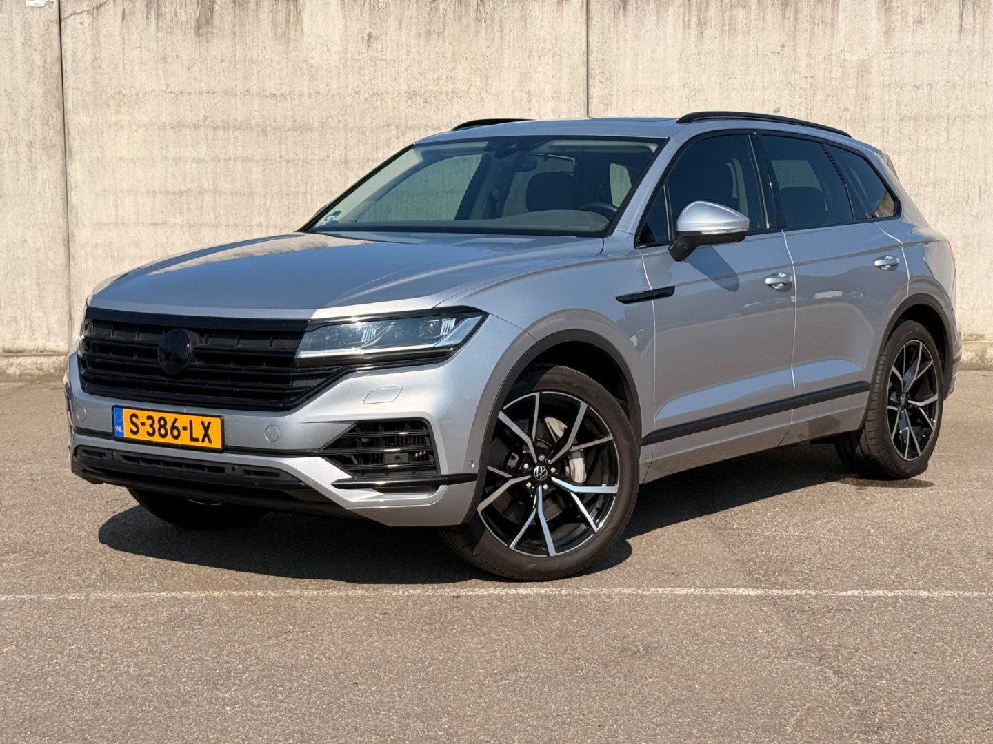 Volkswagen Touareg , 3.0 TSI DSG 340pk PANO LEDER CARPLAY DCC VIRTUAL '21 2021 - voorkant
