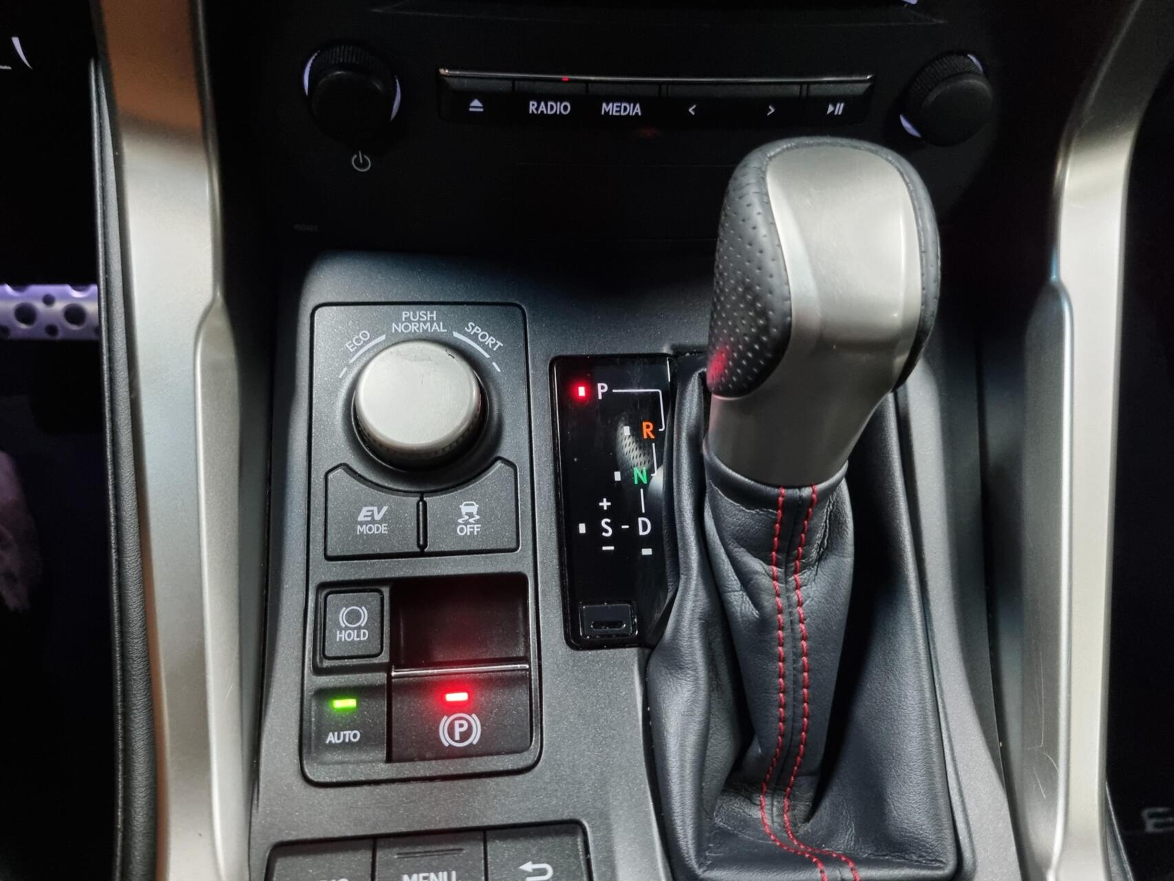 Foto van Lexus Lexus Nx300h