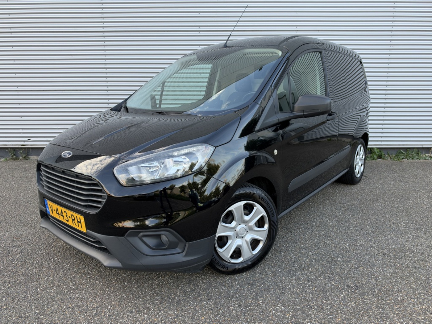Ford Transit Courier 1.0 Trend 6-Bak NAP Airco 1e Eign. Carplay  Achteruitrijcamera Navi 2018 - voorkant