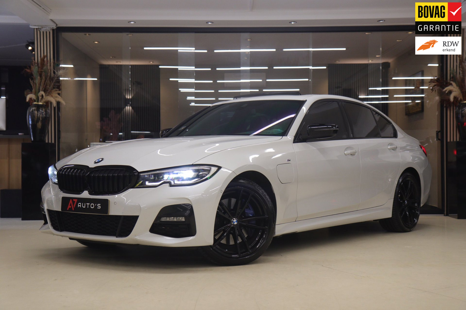 BMW 330e 330e High Executive M Sport /PANO/SFEER/CARPLAY/CAM/BOMVOL 2019 - voorkant