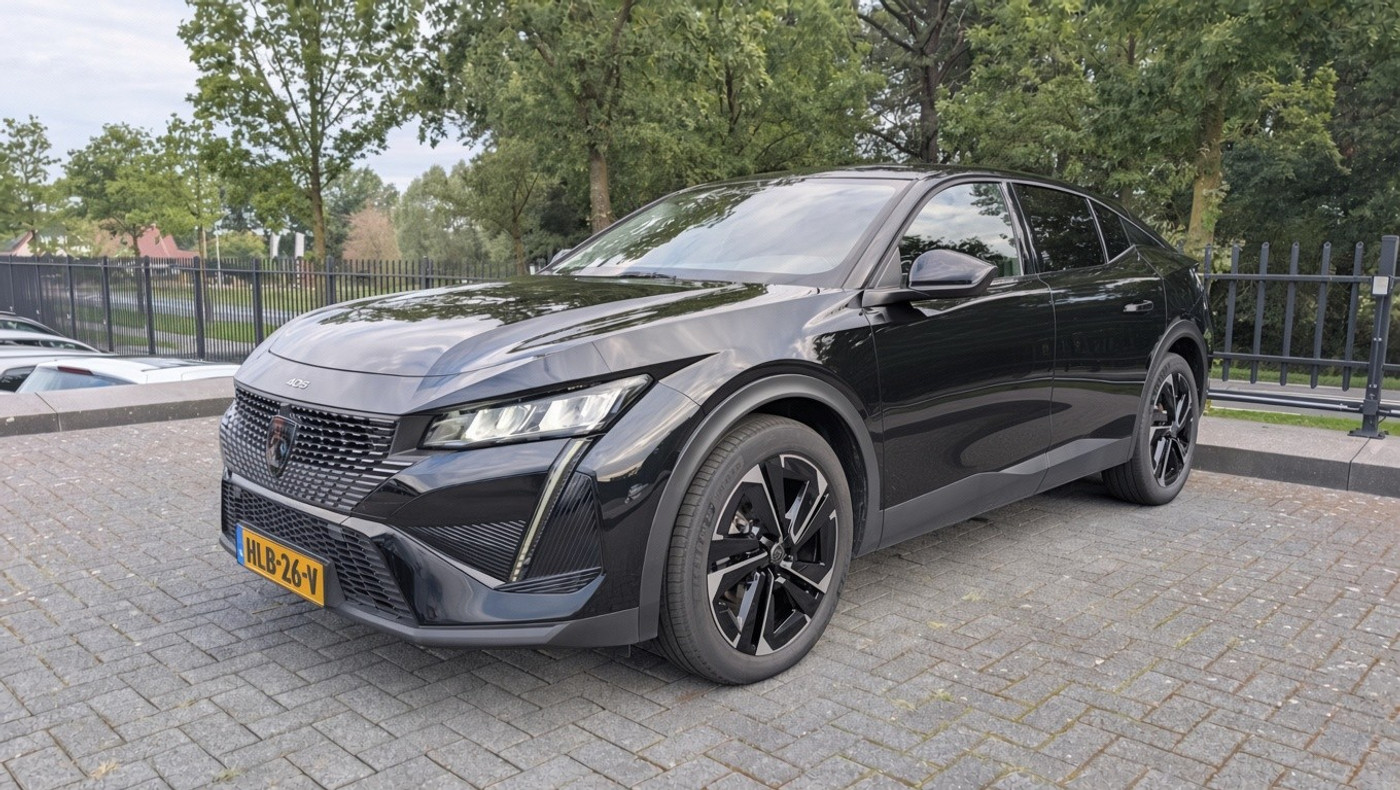 Peugeot 408 1.2 Hybrid 145 e-DCS6 Allure | Navi | Camera | PDC | Leer | Climate Control 2025 - voorkant