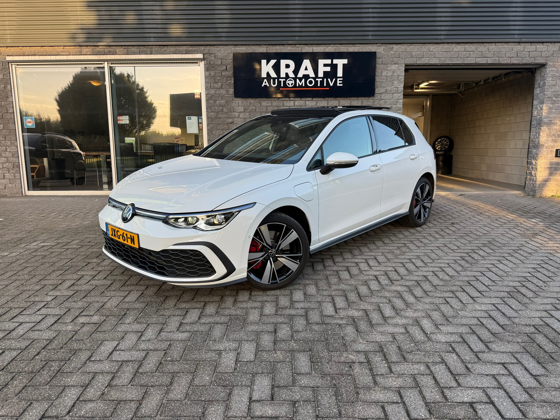 Volkswagen Golf GTE 1.4 eHybrid GTE 245 pk IQ LIGHT HUD PANO SFEER CARPLAY 2021 - voorkant