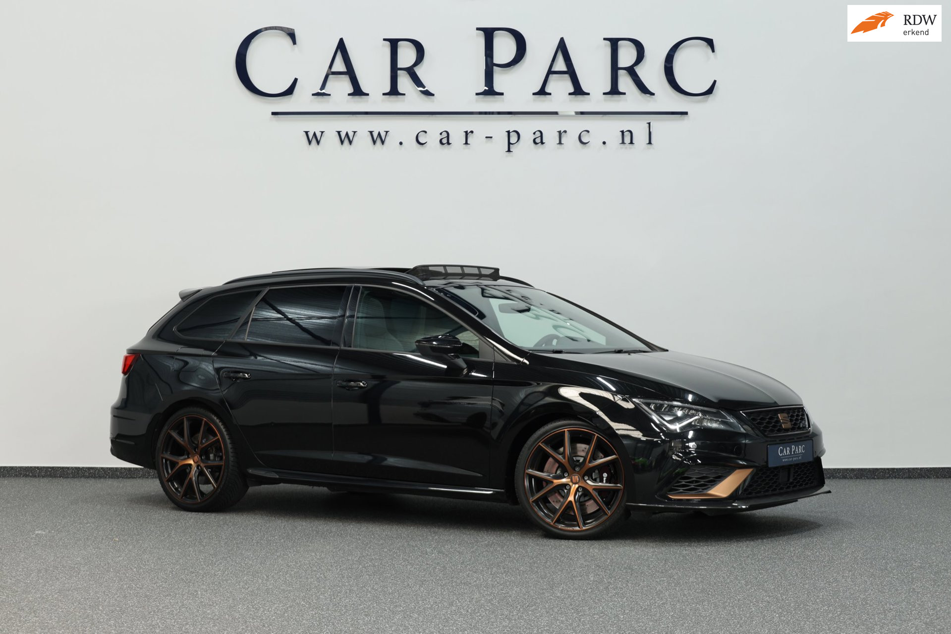 Seat Leon ST 2.0 TSI 4DRIVE CUPRA R 300+PK LED/CARBON/VIRTUAL/SFEER/PANO/ALCANTARA+S.VERWARMING/19" LMV/CAM/ACC/12 MND GARANTIE! 2019 - voorkant