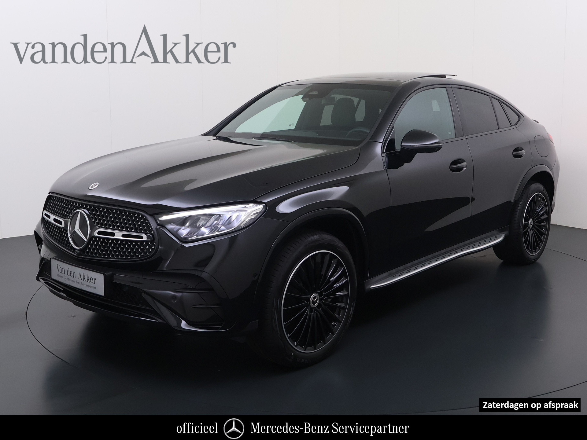 Mercedes-Benz GLC 300e AMG Coupé // Burmester // Distronic // Panoramadak // 360 Camera // Memory // Treeplanken // 20" Multi Spaak Velgen // Achterspoiler 2024 - voorkant