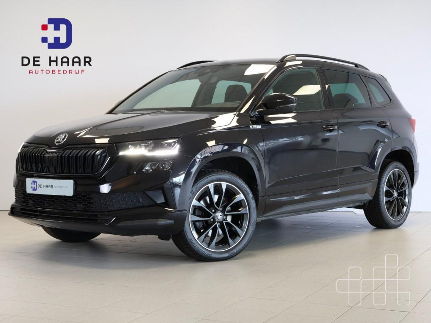 Skoda Karoq 1.5 TSI Sportline - Trekhaak - Stoelverwarming - Navigatie 2023 - voorkant