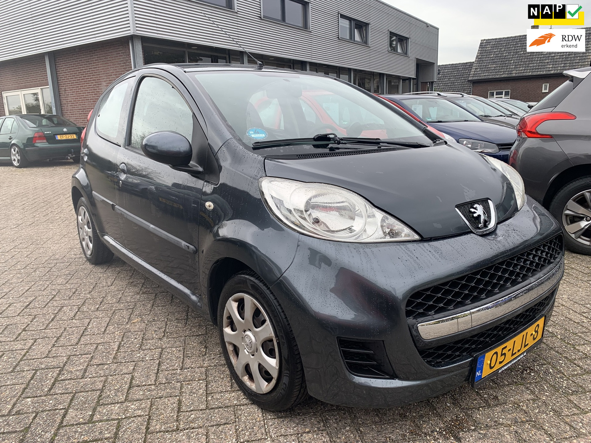 Peugeot Peugeot 107 1.0-12V Sublime 2010 € 1950.- 116.614 KM N.A.P. 1 JR APK AIRCO 2010 - voorkant