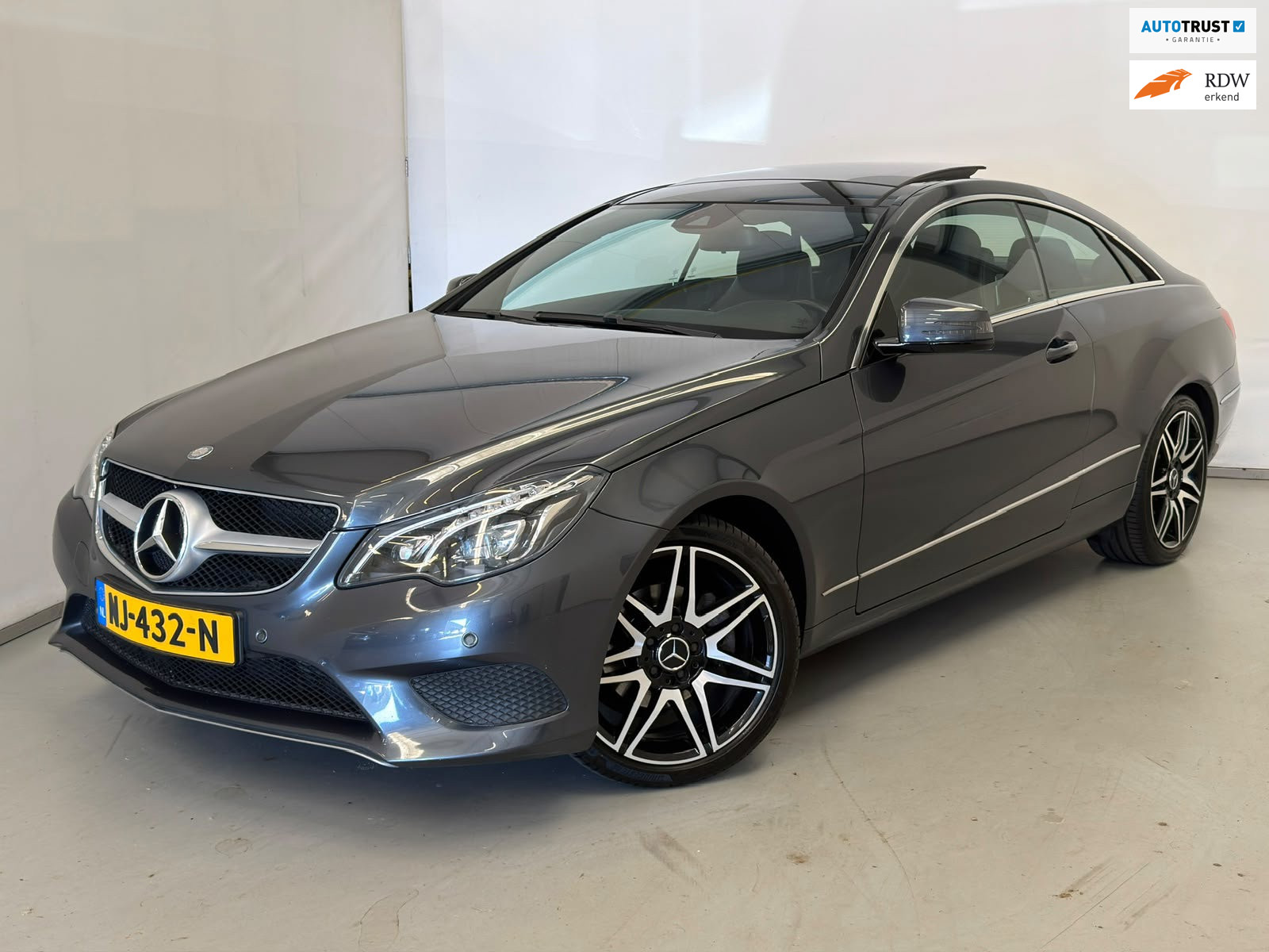 Mercedes-Benz E 200 200 / Pano / Camera / Stoelverwarming 2015 - voorkant