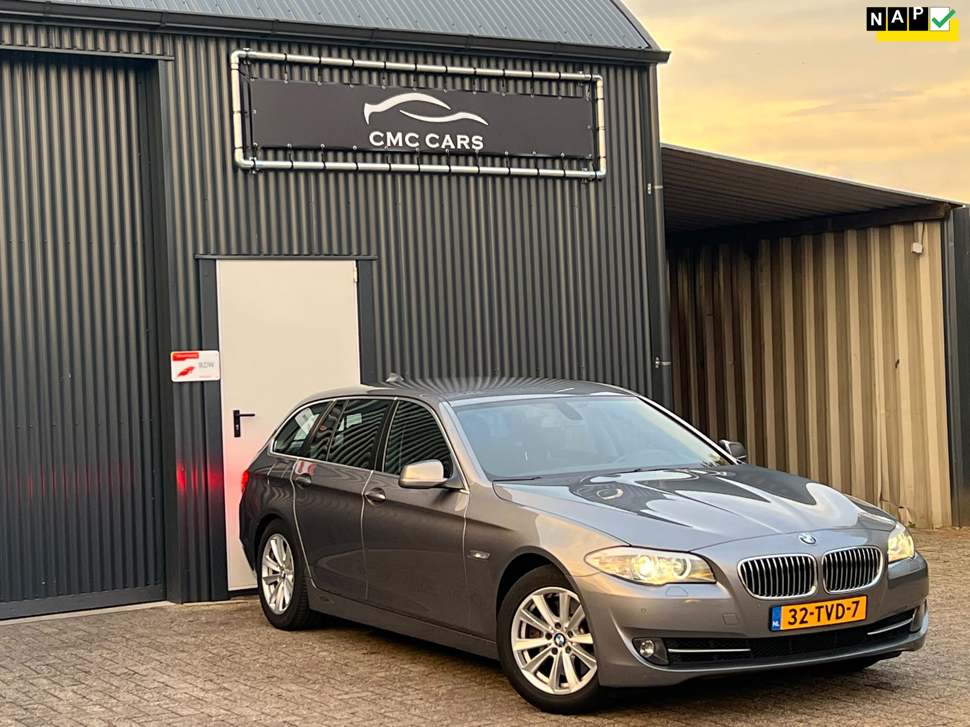 BMW 5er Reihe 528i Executive RIJDT NIEUW!! DEALER ONDERHOUDEN!! 2012 - voorkant