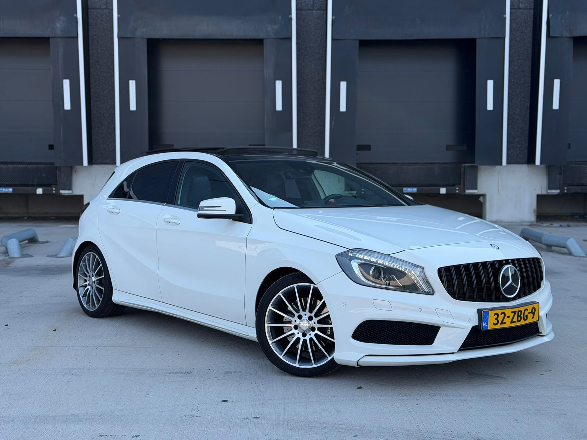 Mercedes-Benz A 250 250 AMG (PANO, ADAPTIVE CRUISE, LEDER, STOELV, PARKEERSENS V+A, TREKHAAK, XENON, NL-AUTO, GOED ONDERHOUD) 2012 - voorkant