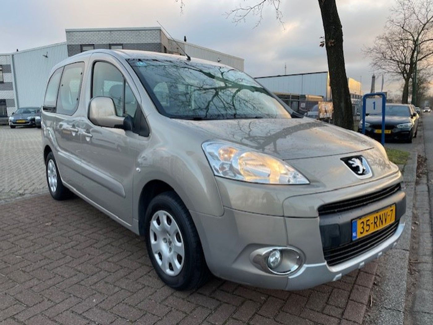 Peugeot Partner 1.6 VTi XT 2011 - voorkant
