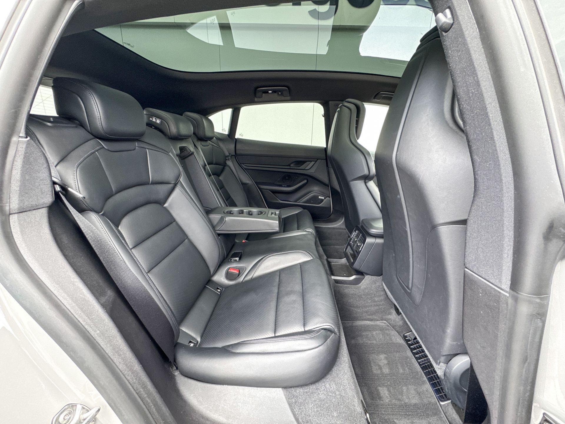 Foto van Porsche Taycan 4