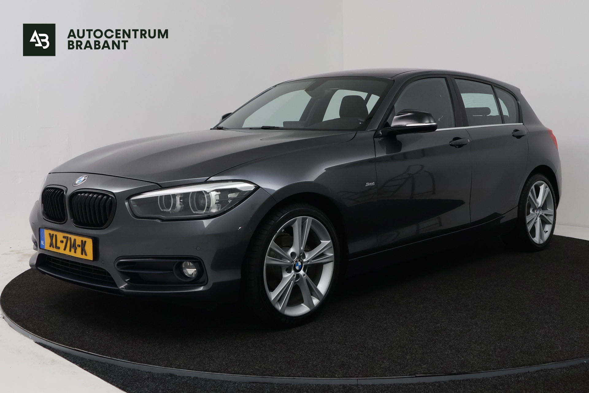 BMW 1 Series 118i Executive (NAVIGATIE, CAMERE, SPORTSTOELEN, PARKEERSENSOREN) 2018 - voorkant