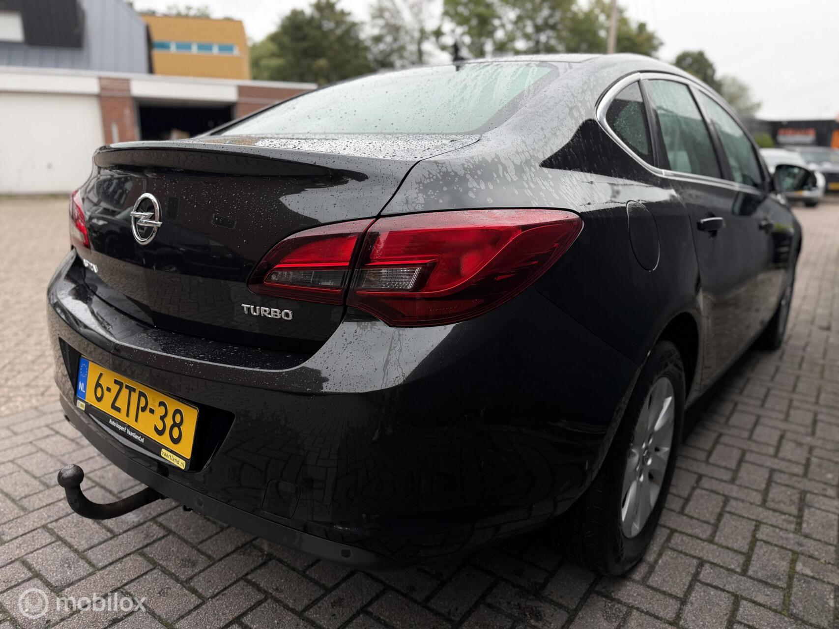 Foto van Opel Astra Notchback